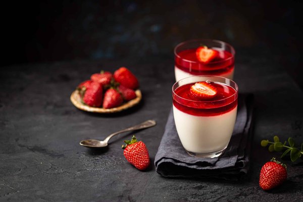 Come fare un classico dolce italiano chiamato panna cotta con coulis di frutti rossi?