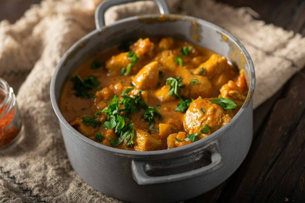 Come fare un curry di pollo indiano piccante con riso basmati profumato?